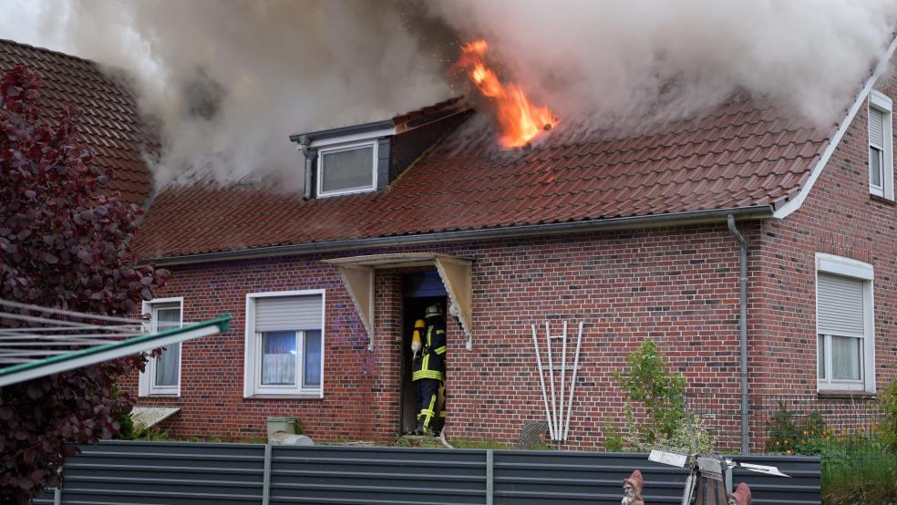 Der Dachstuhl des Hauses am Fährweg in Vellage stand am 15. Mai lichterloh in Flammen. © Bruins (Archiv)
