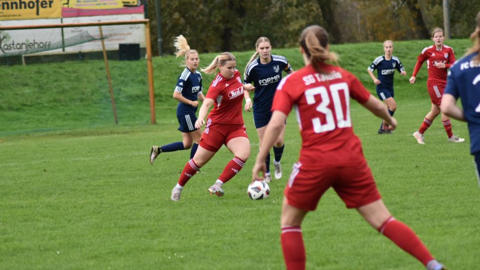 Kim Ammermann (am Ball) legte Anneke Kuper per Eckstoß das 1:0 auf.  © Foto: Koppelkamm