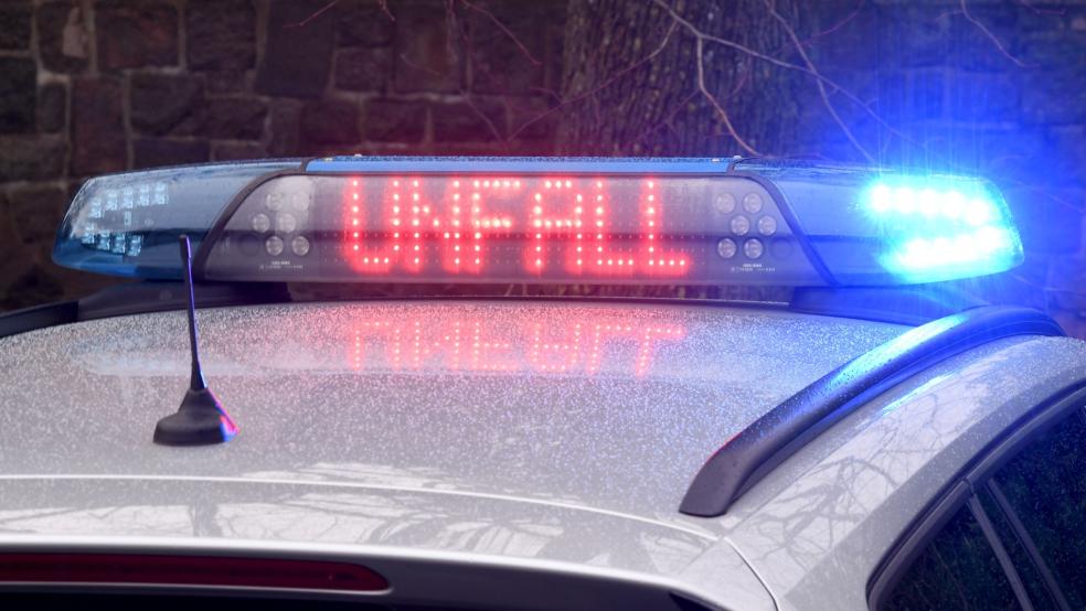 Die Polizei sucht einen Mann, der einen Unfall verursacht hat. © Rehder/dpa