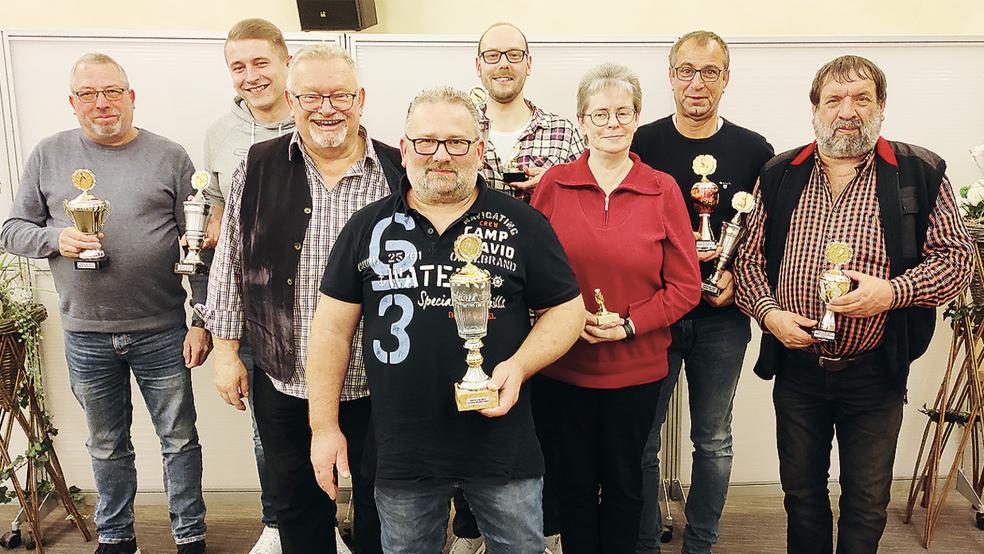 Waren bei dieser offenen Vogelschau besonders erfolgreich: (hintere Reihe von links) Uwe Kruse (Wellensittiche), Florian Kruse (Exoten), Carsten Reck (Farbe), Siegfried Dannen (Großsittiche) und Georg Hilfers (Beste Gesamtleistung Exoten). Der Vorsitzende Gerhold Otten (vorne links) vergab außerdem einen Pokal an das neue Mitglied Jutta Hilfers und gleich drei an Heinrich Oorlog (Mitte). .  © Fotos: Himstedt
