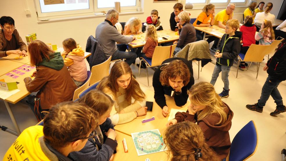 Auf großes Interesse bei Spiele-Fans stieß das Spielefest am Wochenende bei der Volkshochschule in Leer. © Wolters