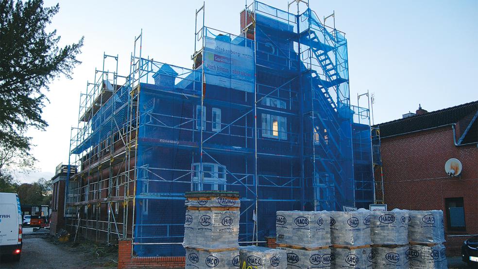 Das große Baugerüst vor der geplanten Praxis soll laut Bernd Brinker in den kommenden Tagen abgebaut werden.  © Foto: Hoegen