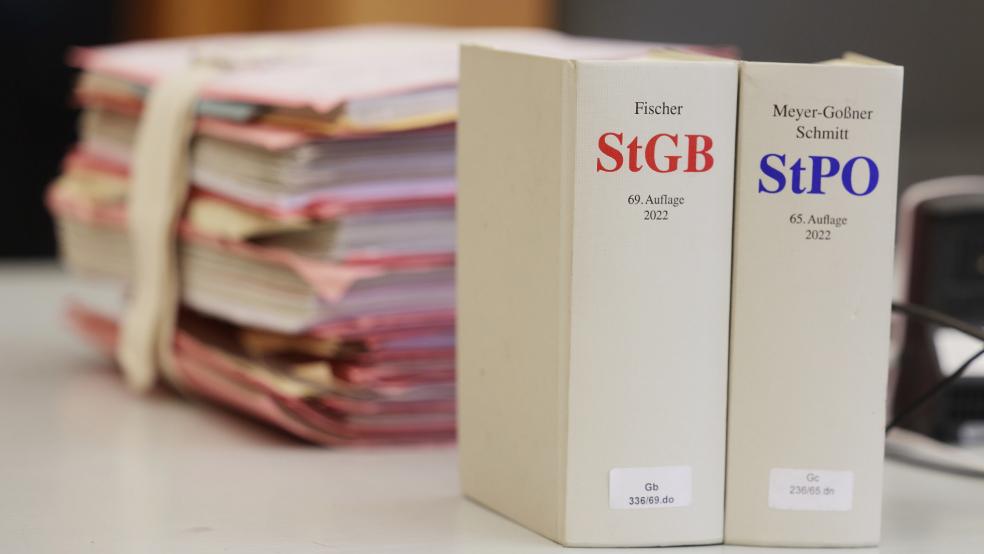 Zwei Jahre und acht Monate muss der Auricher im Gefängnis verbüßen, ehe er die Drogenentziehungstherapie im Maßregelvollzug antreten kann, die das Landgericht gegen den süchtigen Angeklagten anordnete. © Young (dpa/Symbolbild)