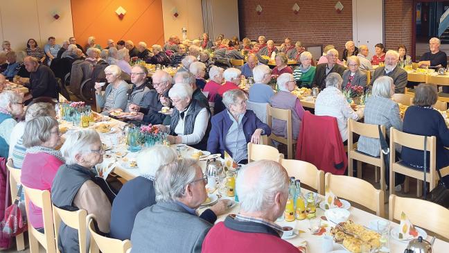 Gute Unterhaltung auf geselligem Seniorennachmittag