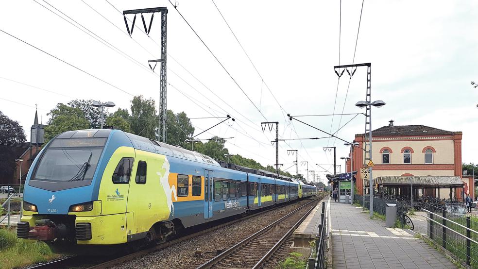 Durch Ausbaumaßnahmen auf der Bahnstrecke sollen Züge zukünftig im Halbstundentakt zwischen Bremen und Leer (Foto) verkehren können.  © Foto: Szyska