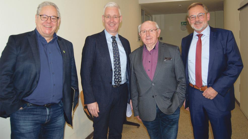 Klinikum-Geschäftsführer Holger Glienke, Landrat Matthias Groote, Jakobus Baumann als Vorsitzender und Bernd Lindemann, Schriftführer des Krankenhausvereins (von links), im Gespräch vor der Mitgliederversammlung des Vereins.  © Foto: Hoegen