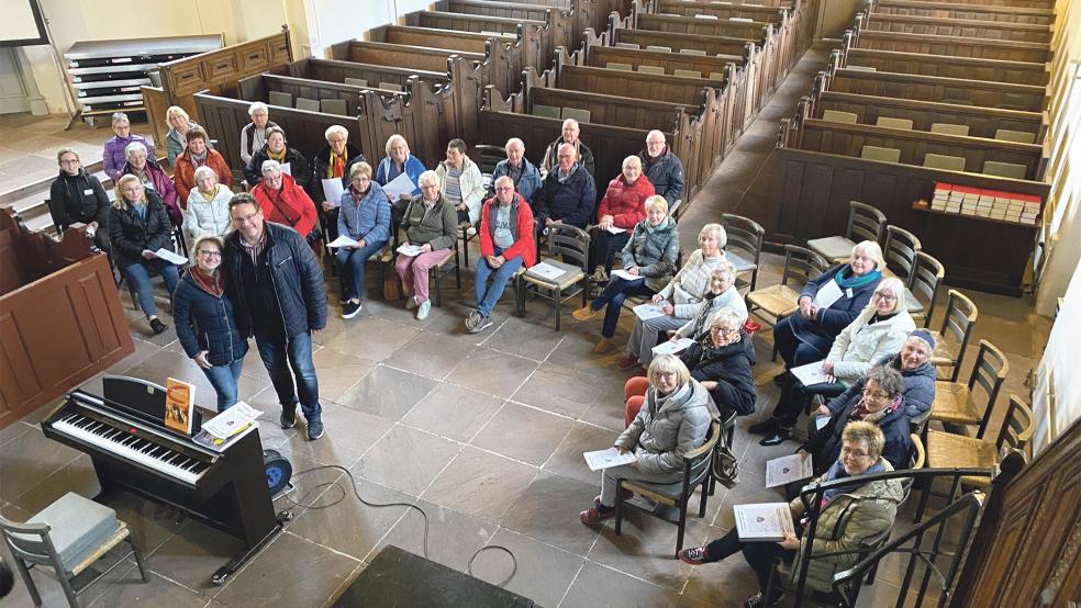 Eine Stell- und Sitzprobe in der Georgs-Kirche beendete den zweiten Tag der Chorwerkstatt, die geleitet wurde von der Dozentin Evgenia Aniskin und Detlef Troff (vorne stehend).  © Foto: Kuper