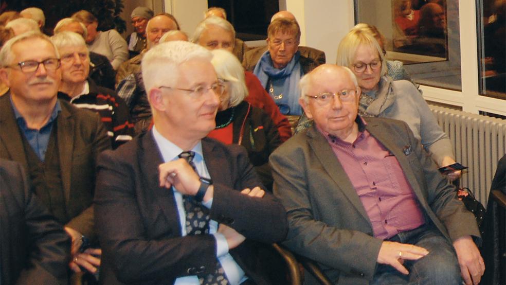 Landrat Matthias Groote (Mitte) und Jakobus Baumann als Vorsitzender des Krankenhausvereins sind sich in Sachen Mitgliederwerbung für den Verein durchaus einig.  © Foto: Hoegen