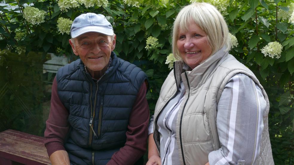 Ein Herz und eine Seele: Albert und Anna Smidt auf ihrem Hof in Bingum. Am Freitag gibt es eine TV-Doku über den Bingumer Reitstall. © Jürgens