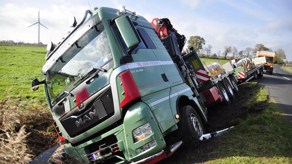 Für die Bergung des Sattelzuges wird ein Autokran zum Einsatz kommen müssen, dafür wird die Nüttermoorer Straße dann voll gesperrt. © Wolters
