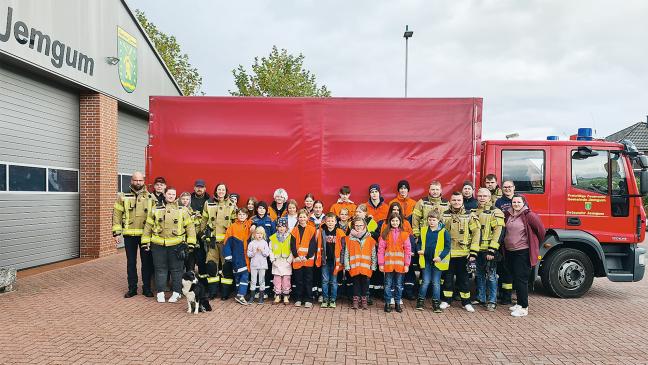 Jemgumer Feuerwehr-Nachwuchs sammelt Müll im Ort