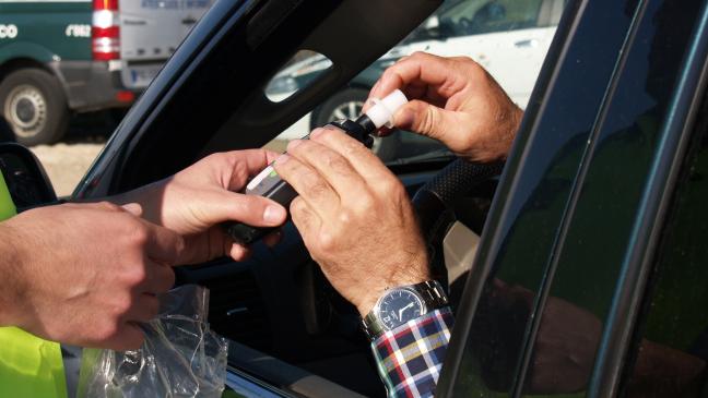 Mit 2,5 Promille im Blut mit Auto Bordstein gerammt