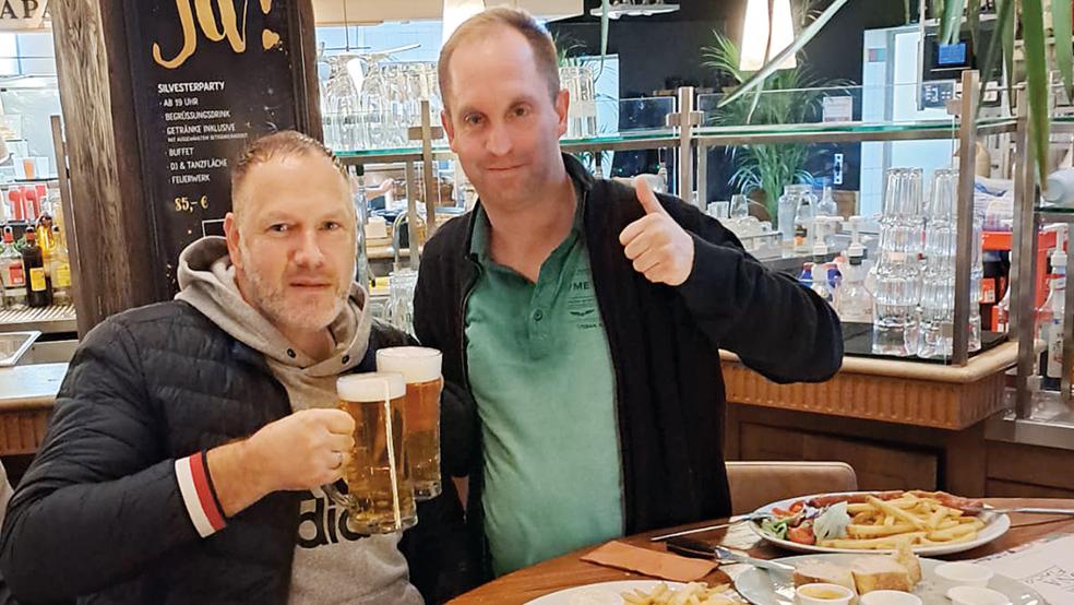 Michael Zuidema (rechts) und Sascha Richarz von Kickers Emden stießen nach absolvierter Prüfung miteinander an.  © Foto: privat