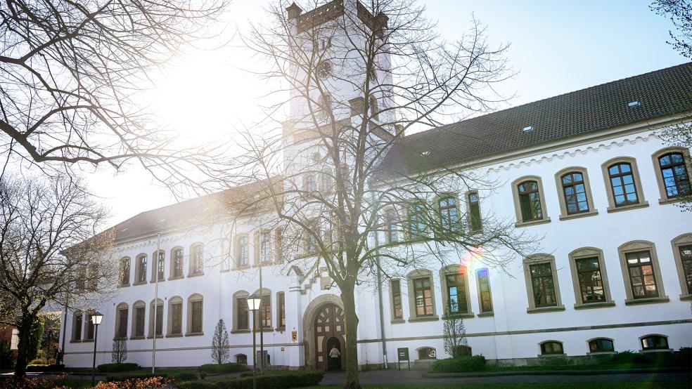 Vor dem Landgericht Aurich läuft derzeit in Prozess gegen einen 30-Jährigen, der seine Eltern mit einem Messer verletzte.  © Foto: dpa