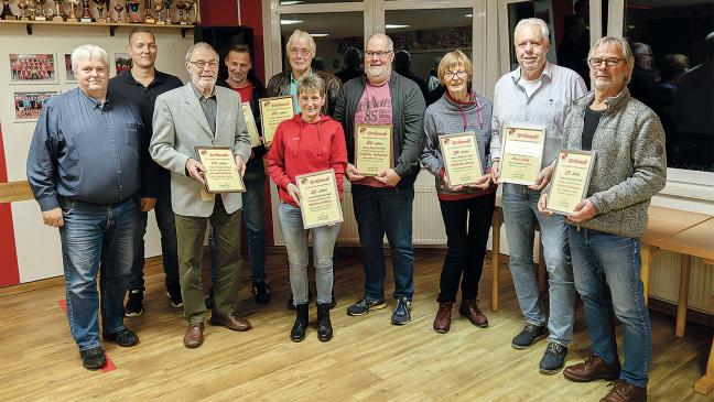 Jemgum ehrt treue Mitglieder - Ewald Heikens ist 70 Jahre beim SV Ems
