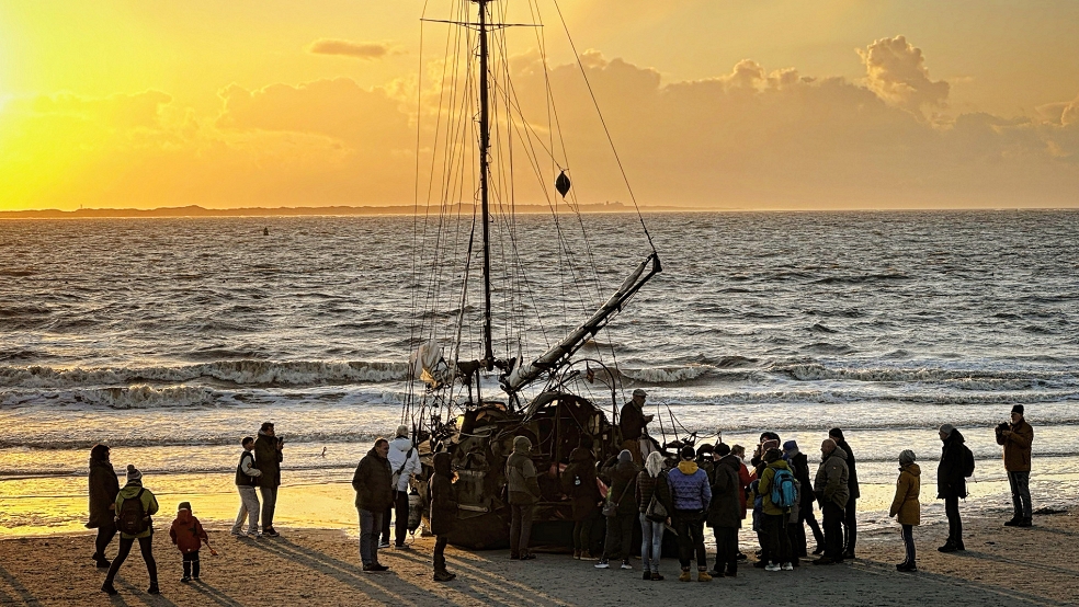 Das am Weststrand der Insel Norderney gestrandetes Segelschiff zieht derzeit zahlreiche Schaulustige an. Der gestrandete Seemann dürfte noch einige Tage am Strand von Norderney bleiben.  © dpa/Volker Bartels