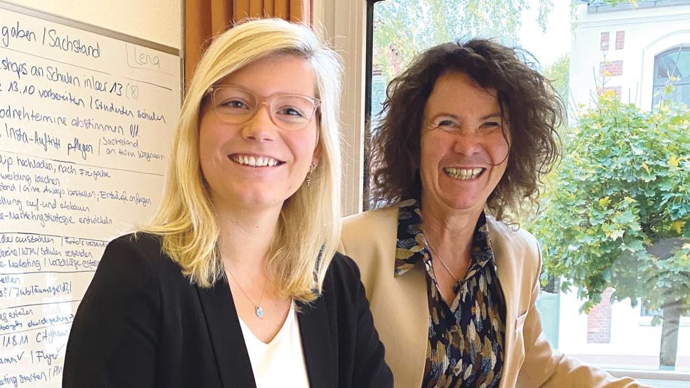 Guilia Beekhuis aus Möhlenwarf (links) ist das Gesicht der Freiwilligenarbeit im Kreis Leer. Mit Monika Fricke, Leiterin der Stabsstelle Ehrenamt, betreut sie das Zeitspenden-Projekt.  © Foto: Hanken