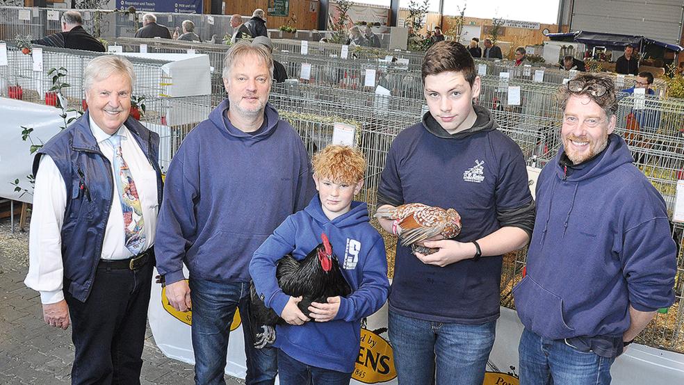Kassenwart Bernhard Jütting (Leer), der stellvertretende Vorsitzende Harald Akkermann (Moormerland), Noah Berends (Bunde), Lukas Boel­sen (Moormerland) und Jugendleiter Uwe Beenenga (Moormerland, von links). © Foto: Wolters