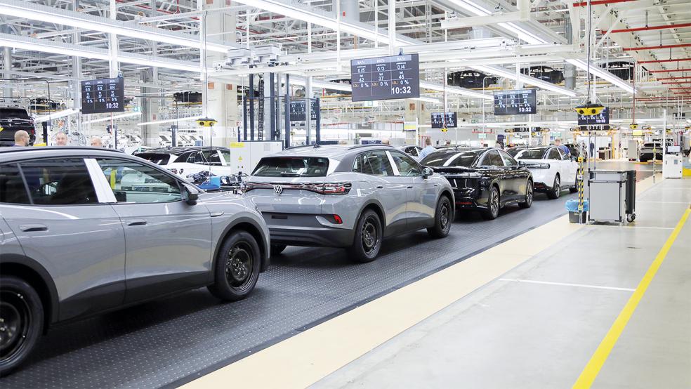 In der Elektroauto-Halle 20 des Emder VW-Werks gibt es derzeit mangels Aufträgen nur eine Frühschicht.  © Foto: Banik