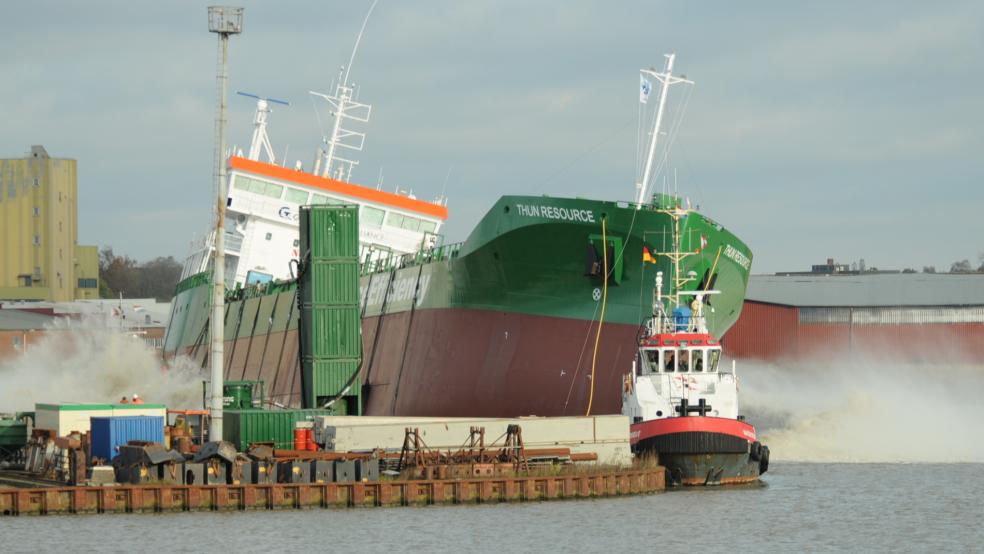 Fünf Minuten früher als geplant glitt um 10.55 Uhr das Tankschiff »Thun Resource« ins Wasser des Industriehafens. © Wolters