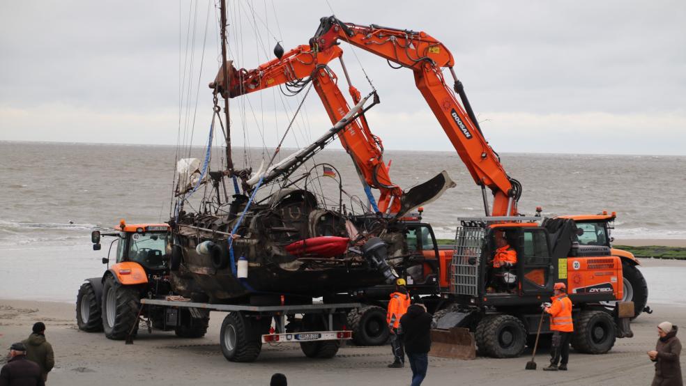 Mitarbeiter einer Fachfirma verluden die »Wibo« am Freitag bei Ebbe auf einen Anhänger und brachten sie in die Nähe des Inselhafens. © Bartels (dpa)