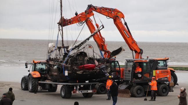 Gestrandetes Segelboot geborgen