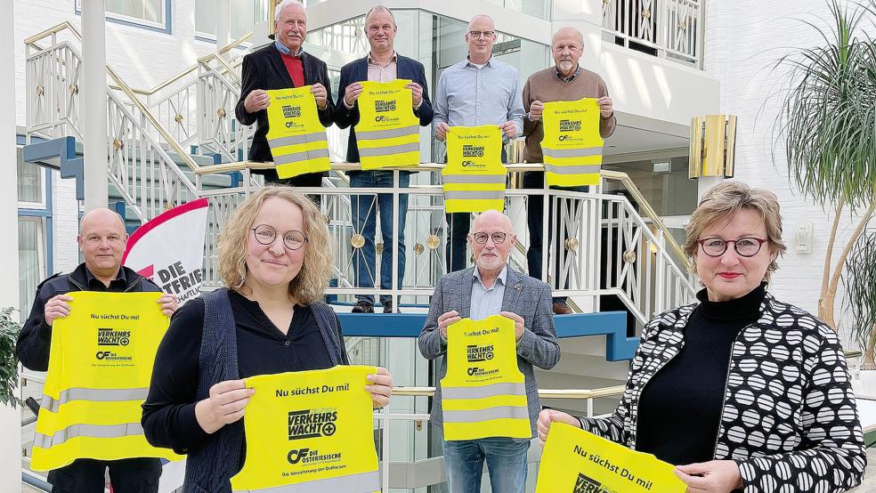 Im Hause der Brandkasse wurden symbolisch die neuen Warnwesten übergeben (von links): Hans-Günter Jelting (Vorsitzender VerkehrswachtLeer), Jessyca Steffens (Leiterin der ev.-luth. Kita Lamberti), Klaus Wilbers (VW Wittmund), Berthold Tuitjer (VW Emden), Hajo Reershemius (Gebietsbeauftragter der Ostfriesischen VW), Sascha Nowak (VW Wittmund), Hans-Friedel Walther (VW Aurich) und Signe Foetzki (Pressesprecherin der Brandkasse).  © Foto: Brandkasse