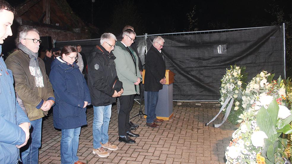 Stilles Gedenken nach der Kranzniederlegung vor der Menora in der Westerstraße. Anny Kaufmann äußerte die Hoffnung, dass es die letzte Gedenkveranstaltung vor einem Bauzaun war.  © Foto: Berents