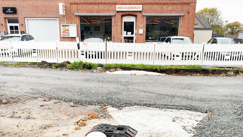 Statt »Pommes rot-weiß« nur rot-weiße Absperrbaken: Der Imbiss »Plauderplatz« in Möhlenwarf muss aufgrund der Baustelle starke Einbußen hinnehmen, klagt die Betreiberin.  © Foto: Hanken