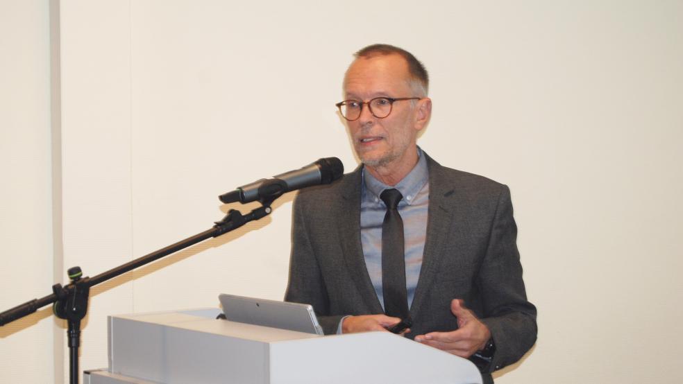 Professor Dr. Peter Tonner bei seinem Arztvortrag vor rund 80 Zuhörern im Krankenhaus Rheiderland.  © Foto: Hoegen