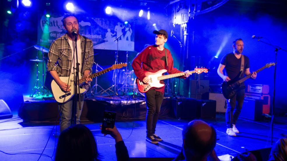 "Dirty Dip" aus Möhlenwarf bei ihrem Auftritt gestern Abend im Zollhaus in Leer. Mit ihrem plattdeutschen Song holten sich die jungen Rheiderländer Platz 3. © Ostfriesische Landschaft/Schatz