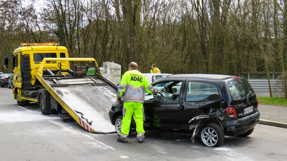 Nach einem nächtlichen Unfall wegen Sekundenschlafs am Steuer musste der beschädigte Wagen abgeschleppt werden. Hier ein Symbolfoto. © Pixabay