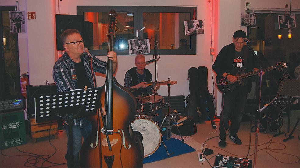 Iko Andrae, Andreas Bahlmann und Eckhard Harjes bei ihrem Auftritt im »Hafen55«. Als Bühnendekoration dienten einige alte Fotos mit den beiden »Grenzgängern« Oswald Andrae und Fritz Levy.  © Hoegen