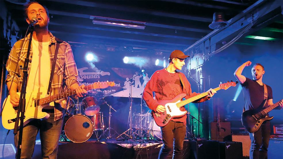 »Dirty Dip«, hier die Band bei ihrem Auftritt am Sonnabend im Zollhaus, gewinnt sensationell das Online-Voting bei Plattsounds und die Jury erkennt den Rheiderländern Platz 3 bei zwölf teilnehmenden Bands zu.  © Ammermann