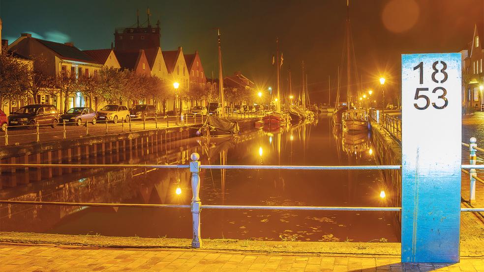 Die Jahreszahl »1853« am Alten Hafen in Weener steht für das Jahr, in dem das Torfreglement für den Hafen erlassen wurde.  © Foto: Bruins