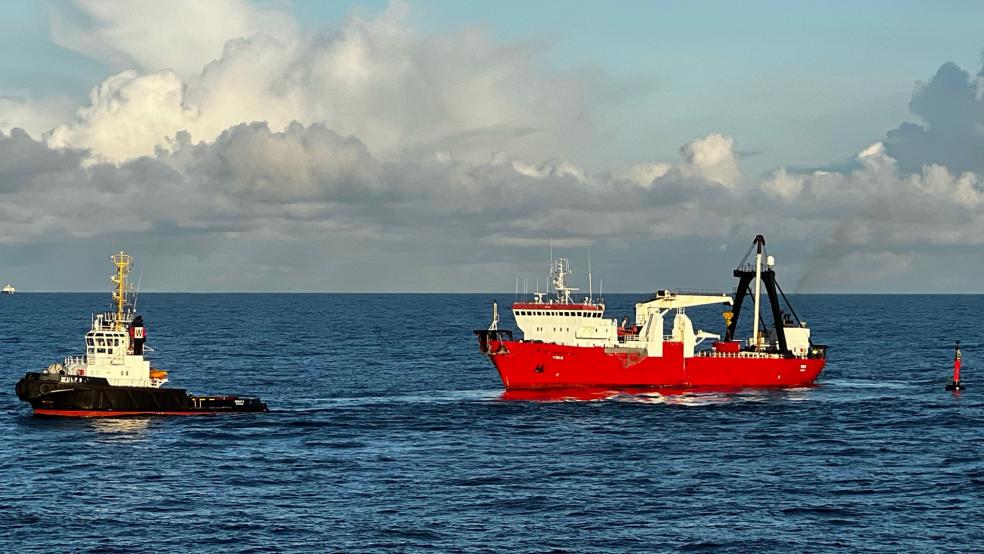 Schlepper »Wulf9« und dem Taucherschiff »Vina«, sind im Wrackgebiet der gesunkenen »Verity« südwestlich von Helgoland. Der Taucheinsatz an der gesunkenen »Verity« nordöstlich von Langeoog hat am Samstagnachmittag begonnen. © dpa/Wasserstraßen- und Schifffahrtsverwaltung des Bundes (WSV)