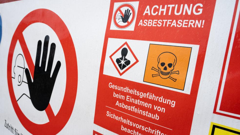 „Altbauten im Kreis Leer sind ein tonnenschweres Asbest-Lager“, sagt Gabriele Knue, Bezirksvorsitzende der IG BAU. © Sauer (dpa/Symbolfoto)