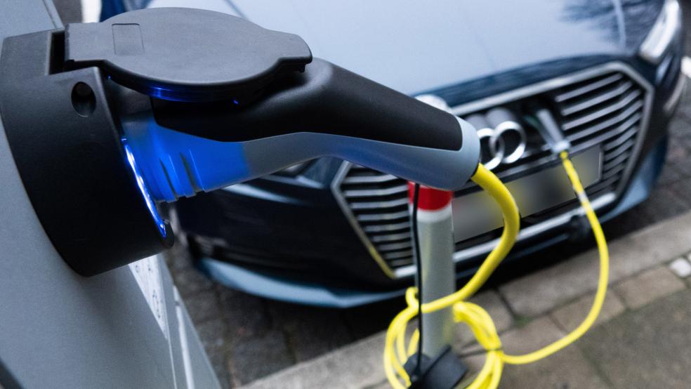 Zum Stichtag 1. Juli 2023 gab es in Emden 195 öffentliche Ladepunkte und 25.450 zugelassene Autos - also 131 Autos je Ladepunkt. © Rauch (dpa/Symbolfoto)