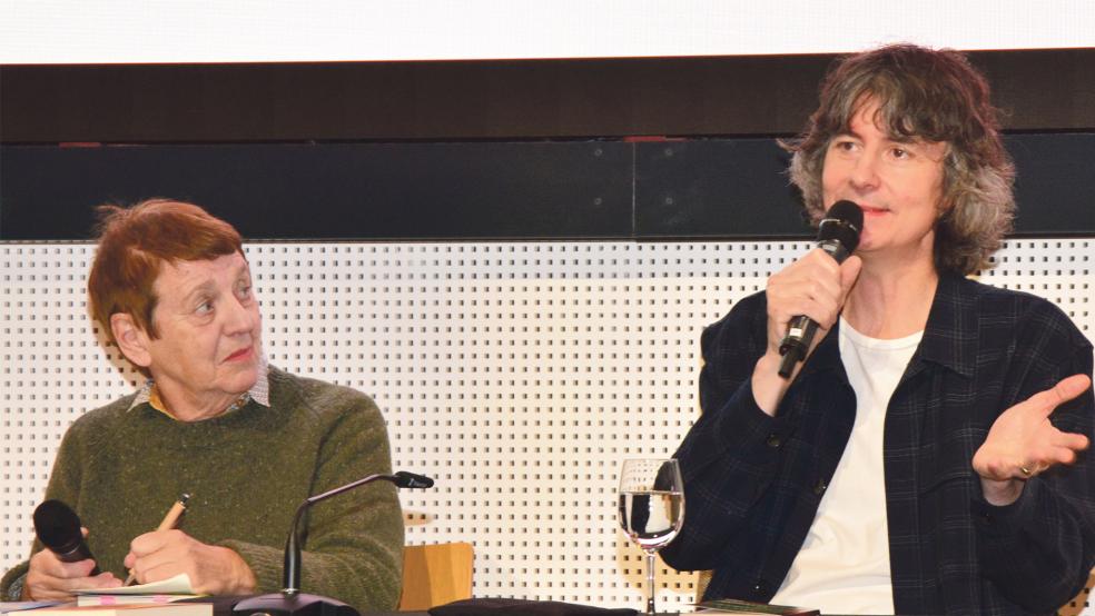 Der Vortrag des finnischen Krimi-Autoren Antti Tuomainen (rechts) wurde von Margarete von Schwarzkopf übersetzt.  © Foto: Eden