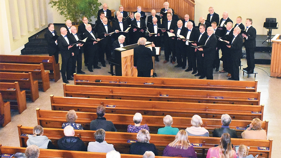 Der christliche Männerchor »Crescendo« aus Winschoten war zu Gast in der altreformierten Kirche in Bunde, wo etwa 100 Besucher einen beeindruckenden musikalischen Abend erlebten.  © Kuper