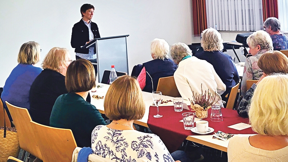 Knapp 100 Interessierte hörten im evangelisch-reformierten Gemeindehaus in Bunde den Vortrag von Pastorin Gretchen Ihmels-Albe aus Kirchborgum.  © Foto: privat