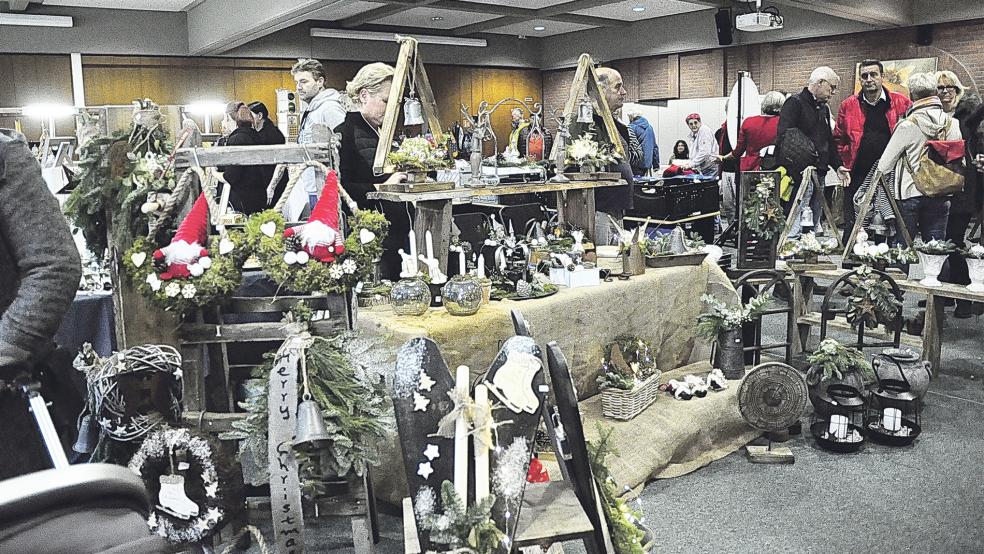 Die Ausstellung stand im Zeichen der nahenden Weihnachtszeit.  © Foto: Wolters