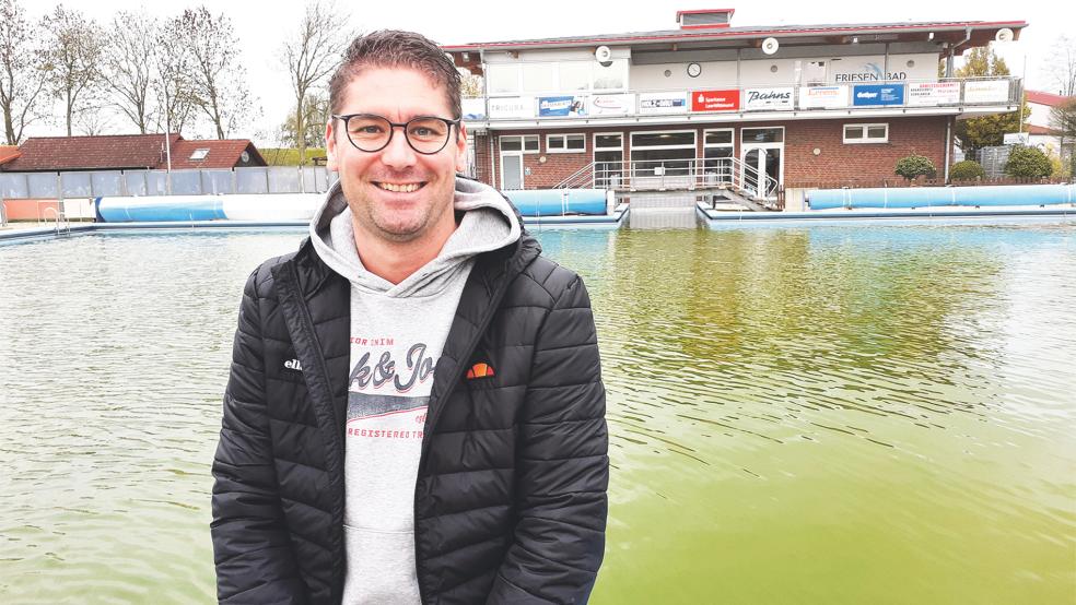 Betriebsleiter Markus Bakker vor dem mittlerweile recht schmutzigen Wasser des Friesenbades. Das Schwimmbecken bleibt den Winter über befüllt, um Frostschäden zu vermeiden.  © Foto: Berents