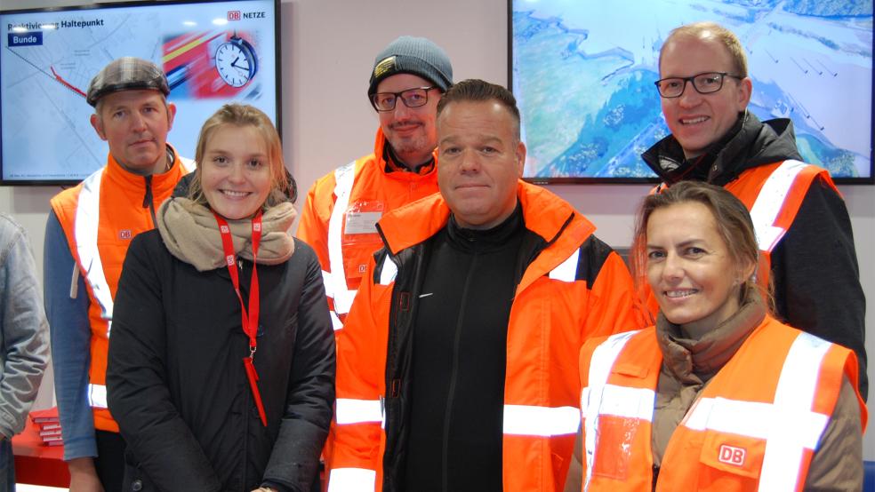 Sie informierten in Bunde und Weener über Friesenbrücke, »Wunderline« und die neuen Bahnhaltepunkte in Bunde und Ihrhove (von links): Stefan Schwede (Projektleiter Friesenbrücke), Pauline Michalski (Kommunikation), Patrick Carr (Leiter Technik), Stefan Wey (Projektleiter Haltepunkte), Teamleiter Daniel Reinecke und Sandra Hoffmann (Projektleiterin »Wunderline«).  © Foto: Hoegen