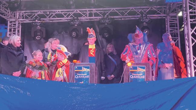 Narren stürmen das Papenburger Rathaus