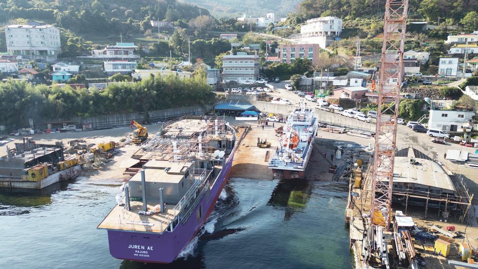 Der Inselversorger mit Segelantrieb wurde am Mittwoch in Südkorea vom Stapel gelassen.  © Foto: Privat 
