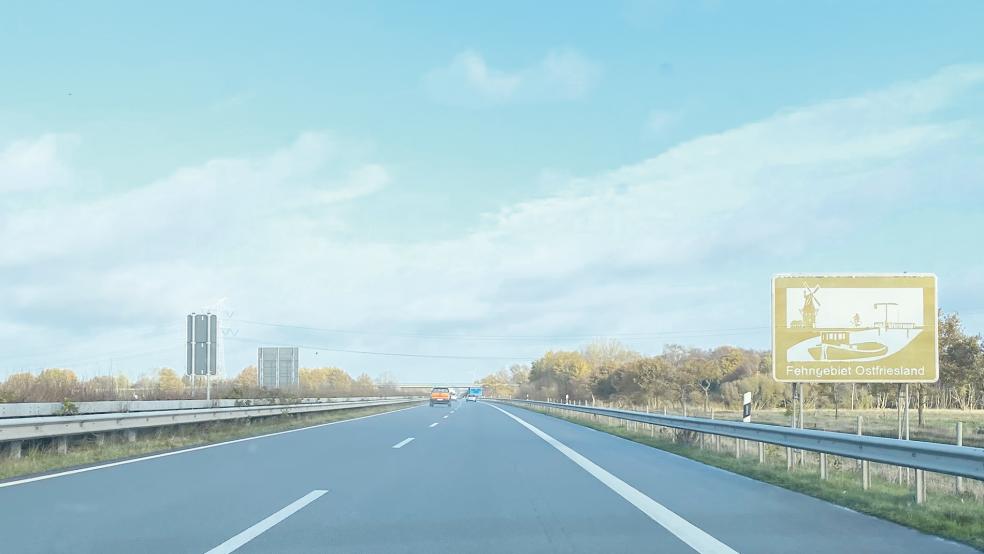 Eine Info-Tafel wie diese für das »Fehngebiet« hinter der Auffahrt Wymeer an der Autobahn 31 soll es auch mit dem Bild des historischen Weeneraner Hafens geben.  © Foto: Hanken/Archiv