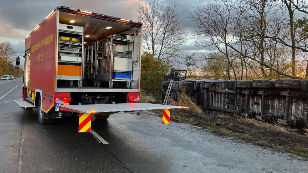 Die Feuerwehren Loppersum, Uthwerdum und Hinte waren mit neun Fahrzeugen und 55 Einsatzkräften vor Ort. © Feuerwehr Uthwerdum