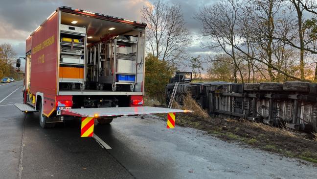 Feuerwehr befreit Fahrer aus umgekipptem Lkw