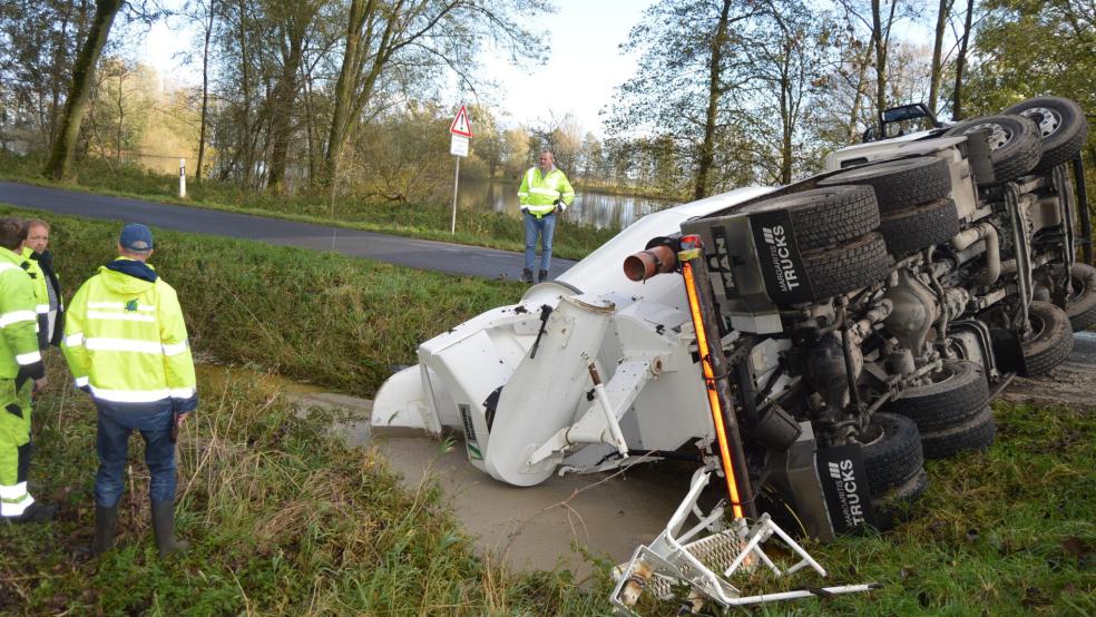 Ein Lastwagen mit Betonmischer ist heute morgen auf der Kreisstraße 22 in Mitling Mark verunglückt und im Straßengraben gelandet. © Weers